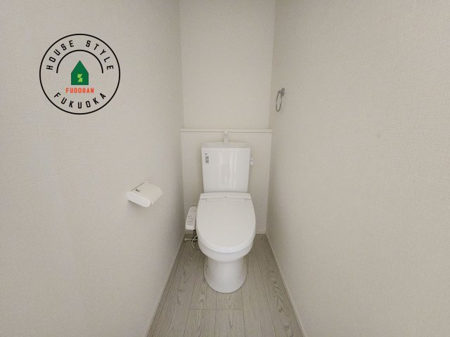 福津市津屋崎1丁目第4-2棟（2号棟）のトイレ|温水洗浄便座を完備しております。2ヶ所にトイレがあるのは朝の慌ただしい時間も安心です。