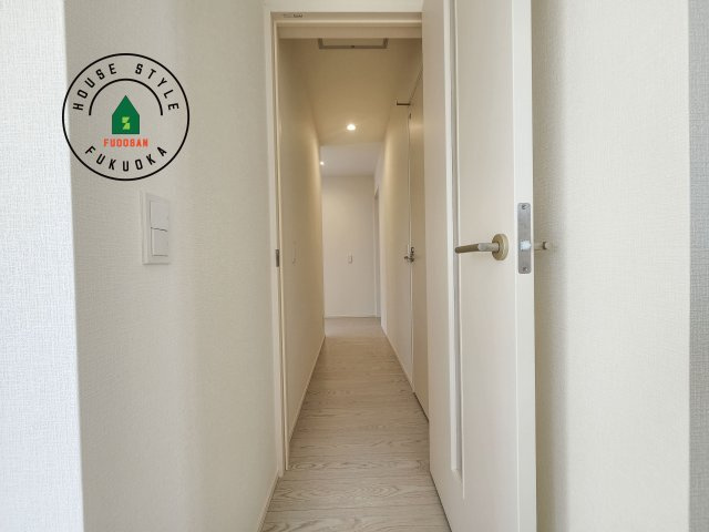 福津市津屋崎1丁目第4-2棟（2号棟）の内装|廊下は各部屋に繋がっています。
