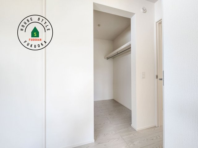 福津市津屋崎1丁目第4-2棟（2号棟）の収納|洋服や大きな荷物が多い方や人数の多いご家族などは、一般的なクローゼットよりもウォークインクローゼットのほうが使い勝手が良いです。