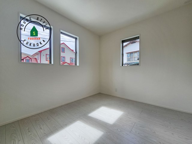 福津市津屋崎1丁目第4-2棟（2号棟）の子供部屋|柔らかい陽光が差し込む明るいお部屋を演出する設計。彩光の取れる窓が気持ちの良いお部屋を創り上げます。