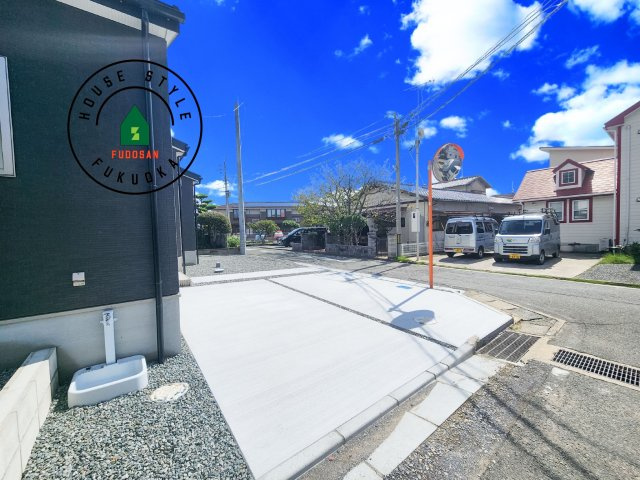 福津市津屋崎1丁目第4-2棟（2号棟）の駐車場|広々した駐車場になります。3台並列駐車となります。