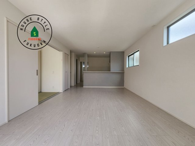 福津市津屋崎1丁目第4-2棟（2号棟）の居間・リビング|ご家族を近くに感じられる対面キッチンのLDK。会話もはずみそうですね。