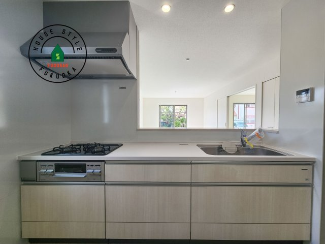 福津市津屋崎1丁目第4-2棟（2号棟）のキッチン|ダイニングテーブルへの配膳がラクラク、お料理はかどるカウンター付きシステムキッチン！