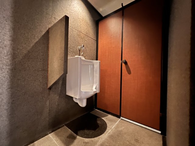 京都市上京区真盛町の一戸建てのトイレ|落ち着いた色調のトイレです