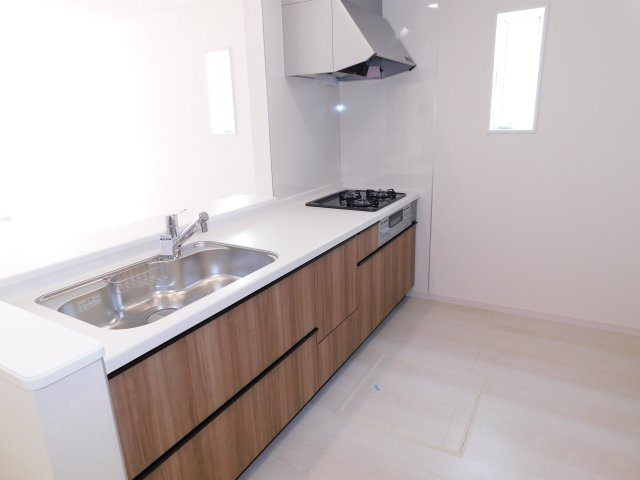 津島市愛宕町５丁目の新築一戸建のキッチン|◇キッチン◇　　人気の対面式・人造大理石カウンター・浄水機能付ハンドシャワー・静音仕様シンク・スローインクローズレール・薄型換気扇・Ｓｉセンサーコンロ（３口）・床下収納庫・勝手口