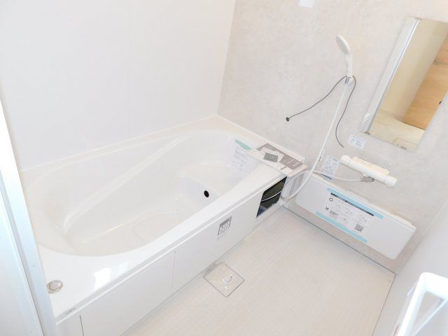 津島市愛宕町５丁目の新築一戸建の浴室|◇浴室◇　　広い１坪サイズ（ＬＩＸＩＬ）・浴室暖房乾燥機・断熱浴槽・エコベンチ浴槽・お手入れ楽々カウンター・キレイサーモフロア・オートバス・バリアフリーバス・追い焚き・浴室窓あり