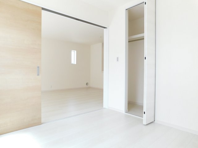 津島市愛宕町５丁目の新築一戸建の洋室|◇１階洋室◇　　南面で明るい洋室４．５帖　全居室収納完備！　リビングの続き間としても利用できます♪