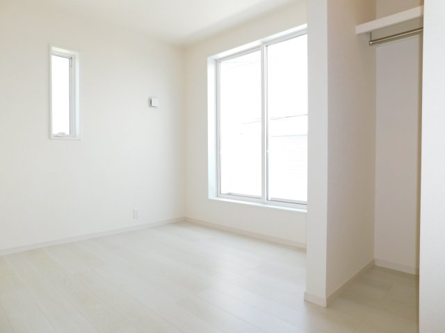 津島市愛宕町５丁目の新築一戸建の洋室|◇２階洋室◇　　明るい洋室５．１６帖　ウォークインクローゼット完備！　バルコニー付き♪