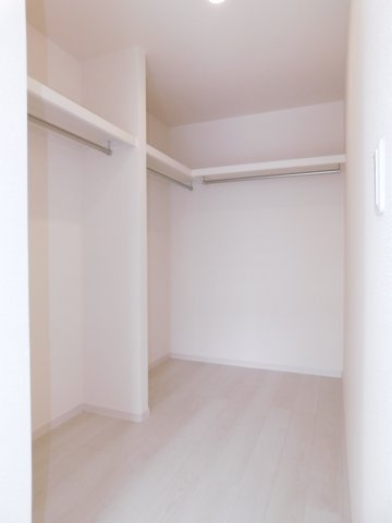 津島市愛宕町５丁目の新築一戸建の収納|◇大容量ウォークインクローゼット◇　　大きな荷物もしっかり収納できます♪