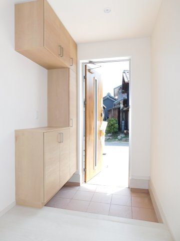 津島市愛宕町５丁目の新築一戸建の玄関|◇玄関収納◇　　玄関がスッキリ片付く大容量収納♪