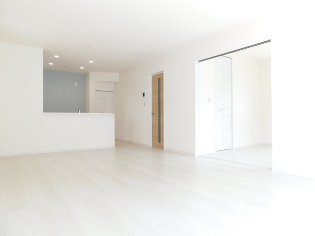 津島市愛宕町５丁目の新築一戸建の居間・リビング|◇リビング◇　　南面で明るいリビング１７．７５帖　隣の洋室と続き間で２２．５帖の広々空間になります♪