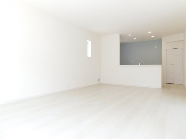 津島市愛宕町５丁目の新築一戸建の居間・リビング|◇リビング◇　　南面で明るいリビング１７．７５帖　キッチン横にパントリーとしても利用できる収納付き！