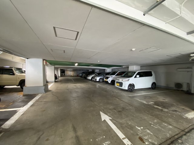 マンション南熱海の駐車場