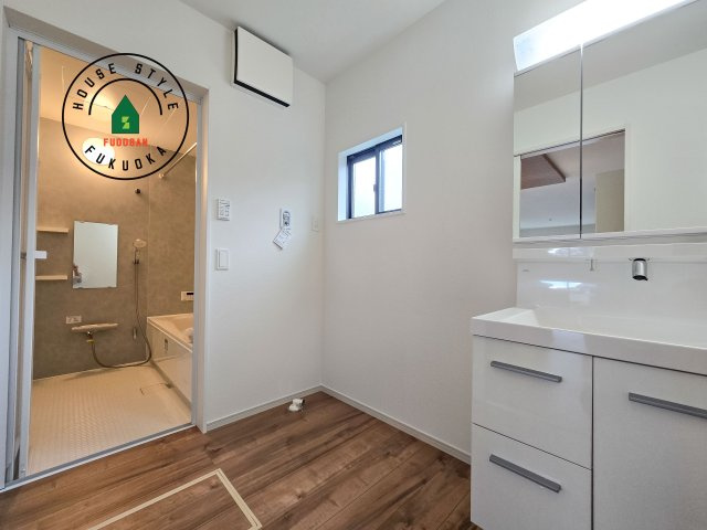 春日市須玖南6丁目第2-2棟(1号棟)の脱衣所|ゆとりの洗面スペースで朝の身支度もスムーズに。暮らしを快適に変えるシャワー付洗面台です！