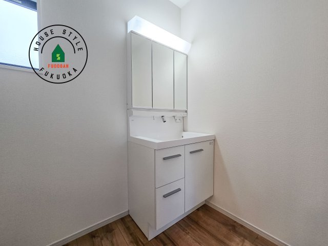 春日市須玖南6丁目第2-2棟(1号棟)の独立洗面台|毎日使うものだから清潔な空間を保ちたい水回り。洗面にはそんな願いを解消させてくれる収納アイデアが満載です。三面鏡の裏側にはキャビネットが現れ小物から背の高い物まで収納できます。