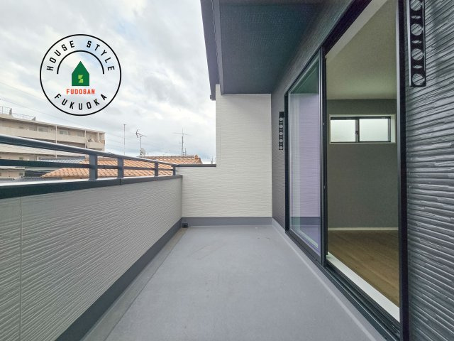 春日市須玖南6丁目第2-2棟(1号棟)のバルコニー|風をしっかりと感じられるバルコニーでは、毎日が洗濯日和です。広々としているので洗濯も楽しくなるでしょうし、気分転換にバルコニーからの眺めを楽しむのもいいでしょう。