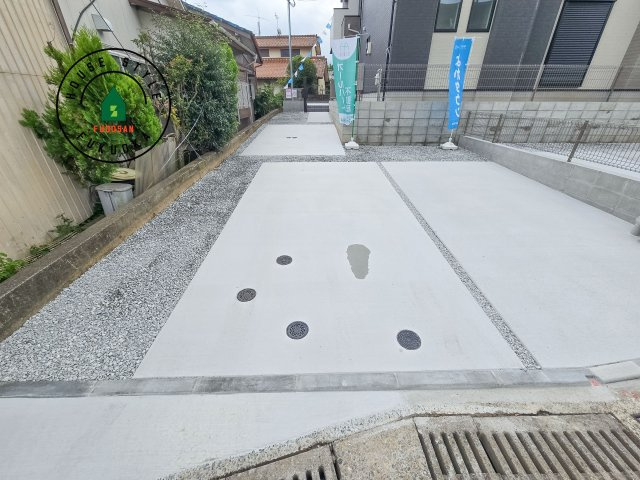 春日市須玖南6丁目第2-2棟(1号棟)の駐車場|広々した駐車場になります。3台並列駐車となります。