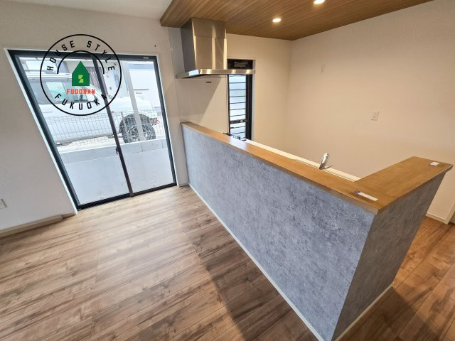 春日市須玖南6丁目第2-2棟(1号棟)のダイニング|キッチンから立ち込める香りが今日の料理を期待させます。