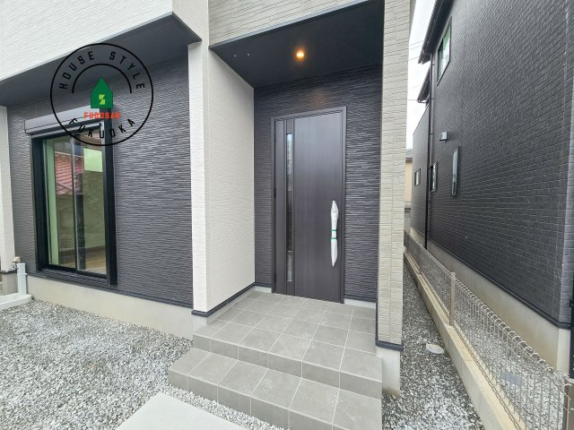 春日市須玖南6丁目第2-2棟(1号棟)の玄関|おでかけの時も帰った時も、「我が家」を最初に感じでもらえる素敵な空間に。