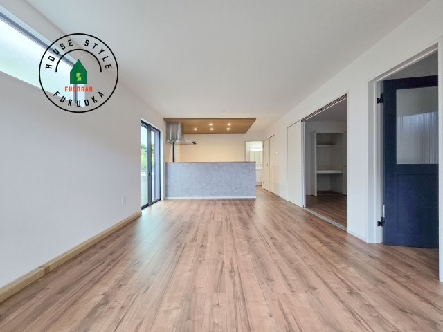 春日市須玖南6丁目第2-2棟(1号棟)の居間・リビング|ご家族を近くに感じられる対面キッチンのLDK。会話もはずみそうですね。