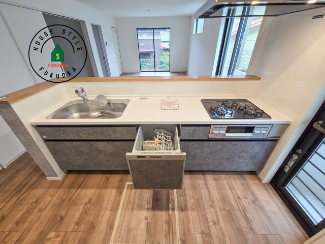 春日市須玖南6丁目第2-2棟(1号棟)のキッチン|キッチン。グリル・食器洗い乾燥機・浄水器も完備。