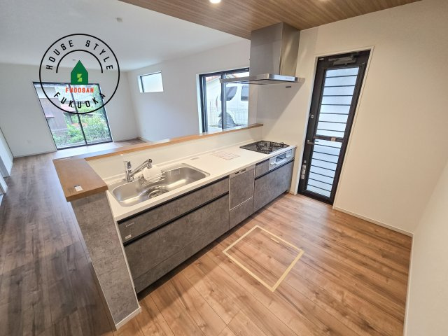 春日市須玖南6丁目第2-2棟(1号棟)のキッチン|ダイニングテーブルへの配膳がラクラク、お料理はかどるカウンター付きシステムキッチン！