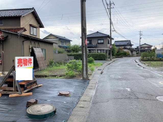 坂井市春江町正蓮花　売地の前面道路含む現地写真