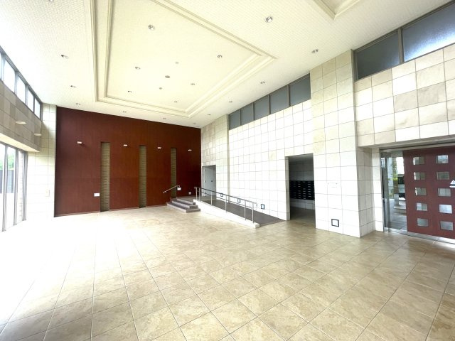 レークヒルズ野多目六番館のエントランス