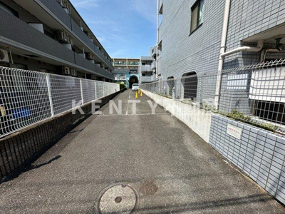 【駐車場】 | ホワイトコートカヤ | 駐車場があるので、車を買う予定の方も安心です