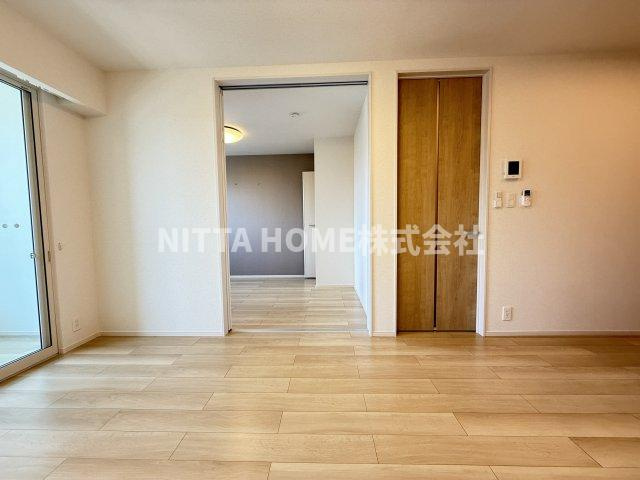 ナタリス　ウィータの内装|日差しが差し込む明るいリビングです(*^^*)