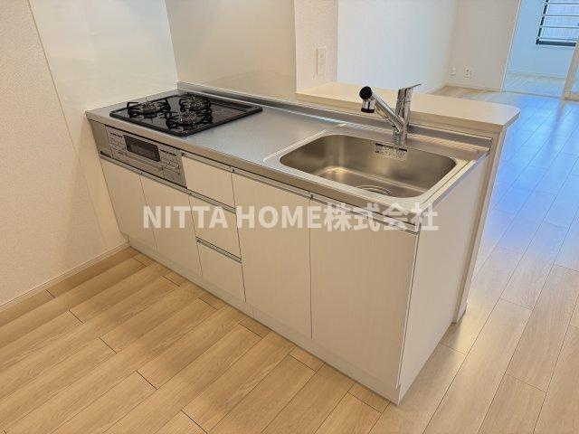 ナタリス　ウィータのキッチン|３口ガスコンロがついているカウンターキッチンです◇