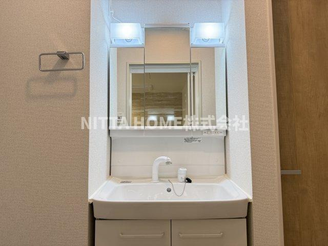 ナタリス　ウィータの洗面所|三面鏡付き洗面台もあります(^^♪