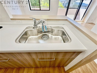 大きなシンクでお鍋などの大きな調理器具を洗う際にも便利です。
