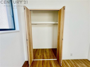 衣類やアクセサリー、小物類の収納が便利で整理整頓がしやすく、部屋の美観を保ちつつ、スペースを最大限に活用できます。衣服のしわやダメージを防ぎ、長持ちさせることができます。
