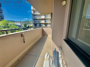 南向きバルコニーは日照が豊富で温暖な陽光を受けられ、植物の育成やリラックススペースとして活用可能です。洗濯物の乾燥が速く、快適な生活環境を提供。自然の光を取り込み、室内を明るくしてくれます。
