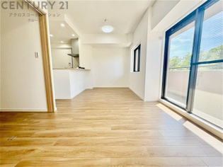 リビングダイニングは家族や友人とのコミュニケーションを楽しむ場所でくつろぎながら食事や会話を楽しめ、多目的に利用できリラックスできる空間です。家庭内の中心として機能し、快適な生活をサポートします。
