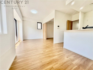 キッチン前のダイニングスペース　カウンターキッチンから料理の受け渡し等に便利です。ダイニングセットを置いても十分な広さを確保。
