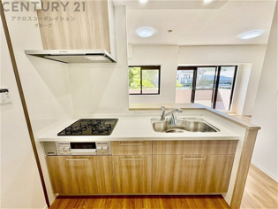 キッチンからはリビングが見渡せ、家族とコミュニケーションをとりながら家事が出来ます。