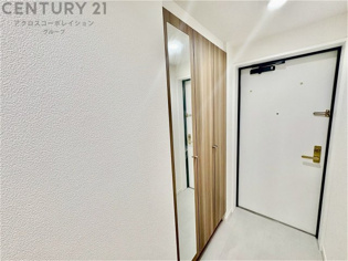 大きな玄関収納付きの玄関です　家族皆様の履物をしっかり収納できます　姿見付きでお出かけ前の身だしなみチェックに便利です
