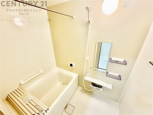 ユニットバスは省スペースでありながら、シンプルな設計と使いやすさを備え、簡便なメンテナンスが可能です。またミラー・小物置き場もあり便利です。
