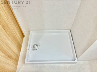 洗濯物の仕分け作業がしやすく、整理整頓が容易になります。洗濯音や湿気を他の部屋に持ち込まず、生活環境を快適に保ちます。上部を活用すれば収納スペースを確保でき洗剤や洗濯用品の整理もしやすくなります。
