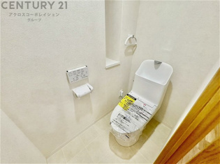 温水洗浄便座付トイレは温水洗浄機能により、暖かい水でおしりを洗浄することができ、冷たい水を使う従来の便座に比べ、温水洗浄機能で暖かいトイレを提供し、快適な使用を可能にします。
