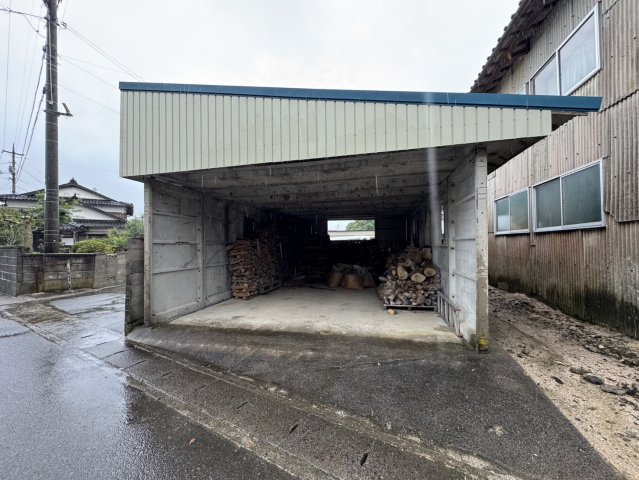 米子市下新印　中古住宅の外観|敷地外（道路向かい）の倉庫