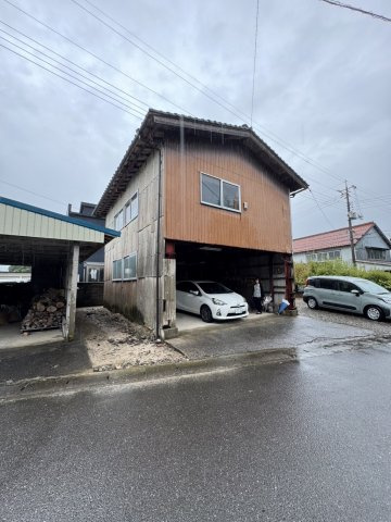 米子市下新印　中古住宅の外観|敷地外（道路向かい）の車庫