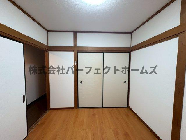 岡東町戸建　賃貸の居間・リビング|ゆったりとしたリビングです