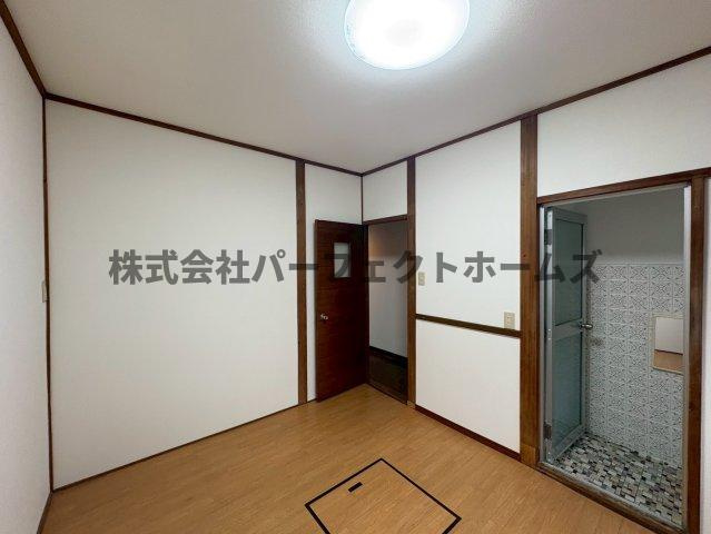 岡東町戸建　賃貸の洋室|明るい洋室です