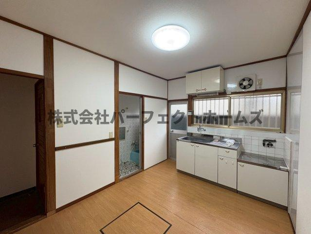 岡東町戸建　賃貸の居間・リビング|こちらの居間で趣味の時間をお楽しみください