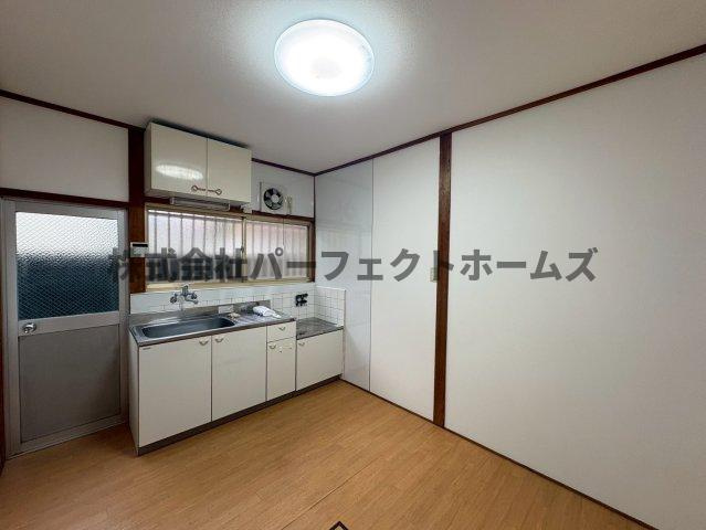 岡東町戸建　賃貸の居間・リビング|ゆったり過ごせる居間です