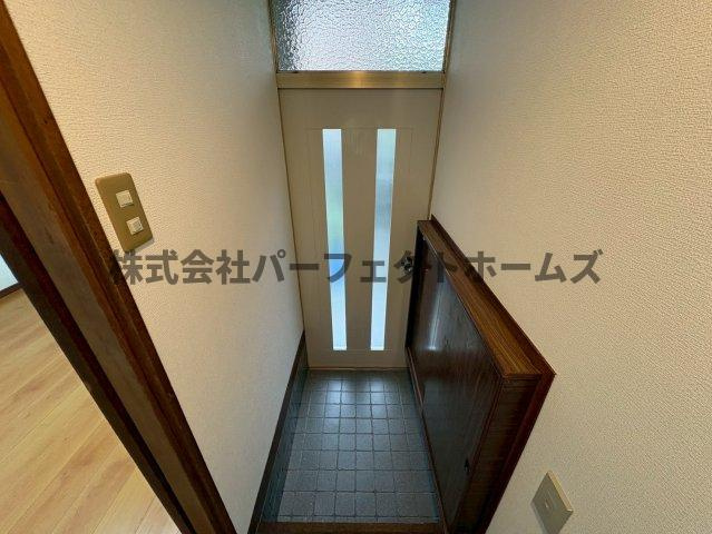 岡東町戸建　賃貸の玄関|明るい玄関です