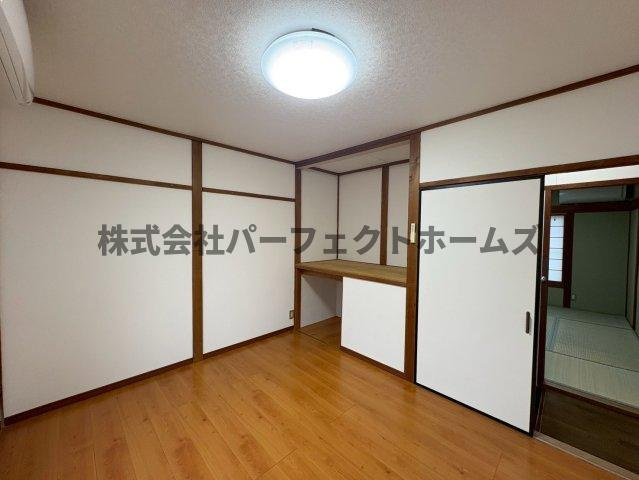 岡東町戸建　賃貸の居間・リビング|こちらの居間で趣味の時間をお楽しみください